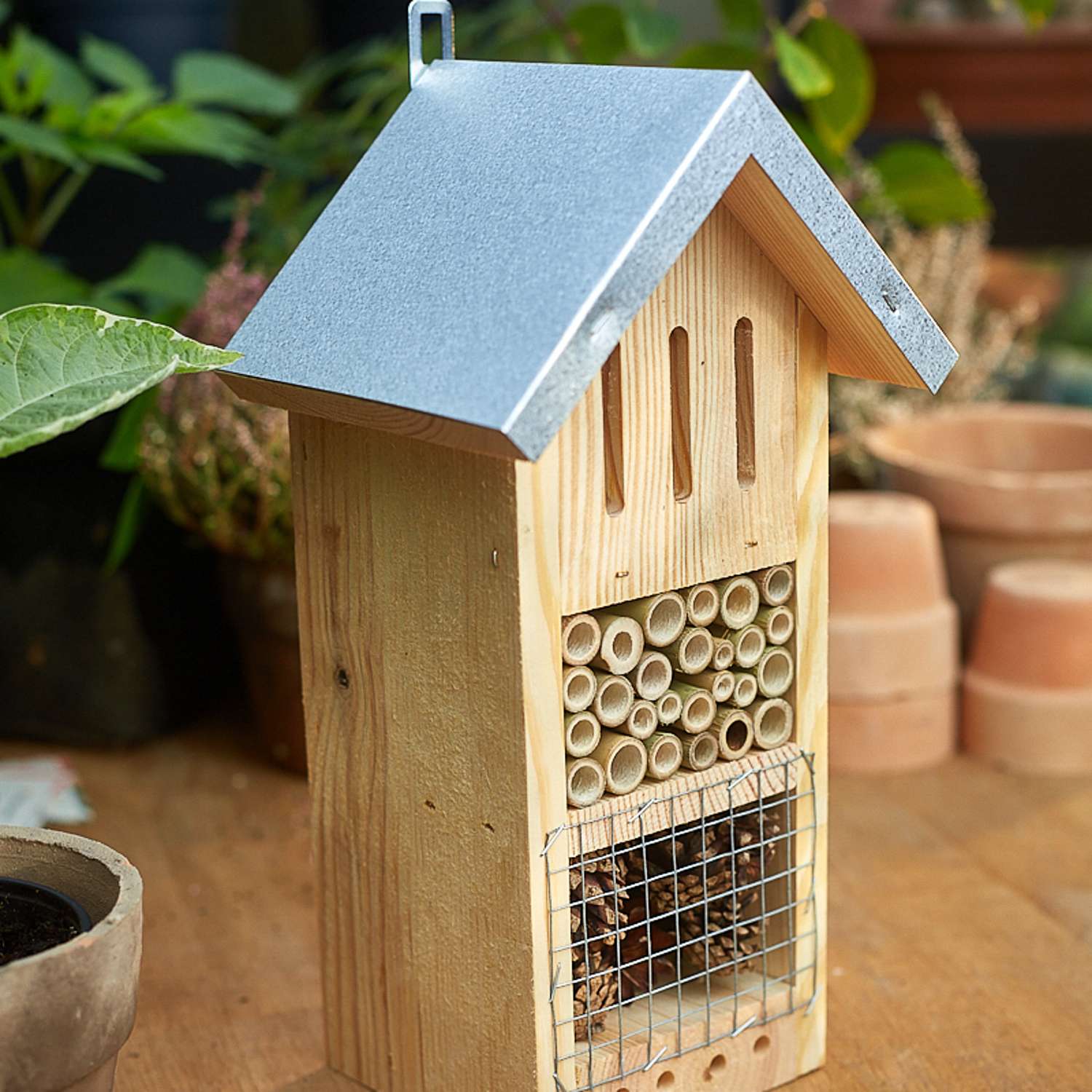 Insekthotel med zinktag